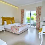 Naz Hotel 3*